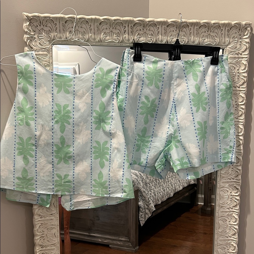 Sail to Sable Green and White Women Shorts